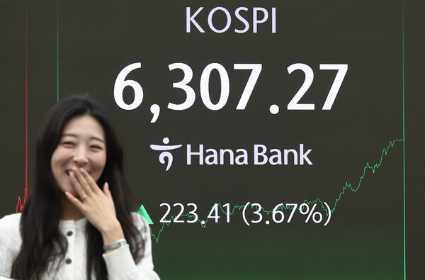 26일 서울 중구 하나은행 본점 딜링룸 전광판에 종가가 표시되고 있다. / 뉴스1