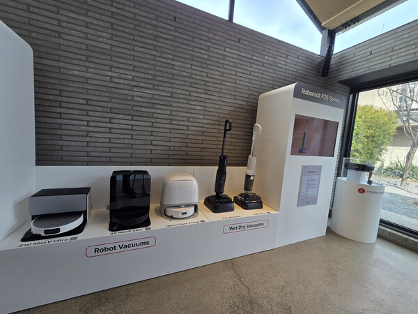 왼쪽부터 2026년 ‘S10 맥스V 울트라’ 등을 포함해 로보락의 주요 제품 라인업. / 이선율 기자