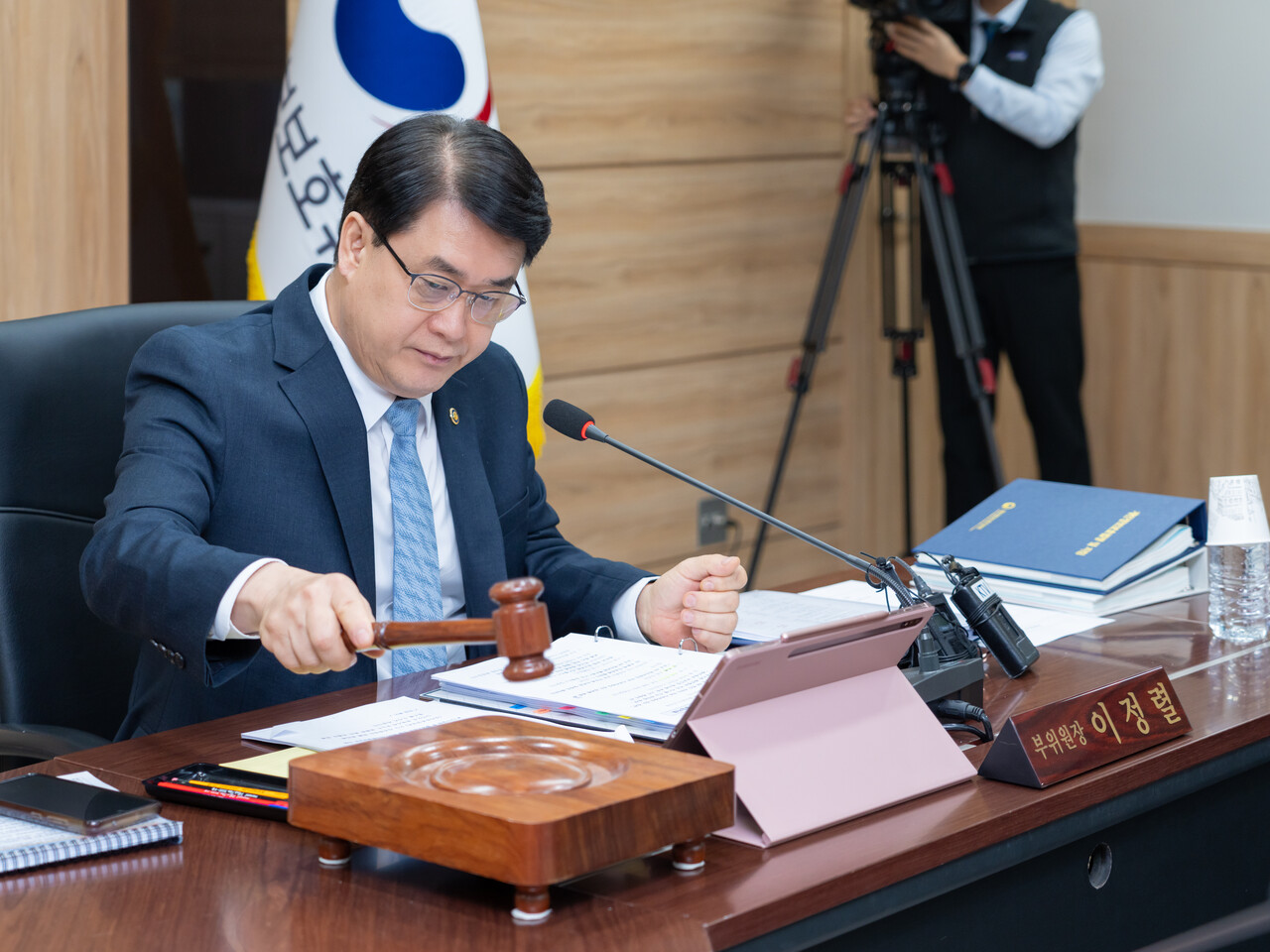 이정렬 개인정보보호위원회 부위원장이 2월 11일 오후 서울 종로구 정부서울청사에서 개최된 2026년 제3회 개인정보보호위원회 전체회의에서 의사봉을 두드리고 있다. / 개인정보보호위원회