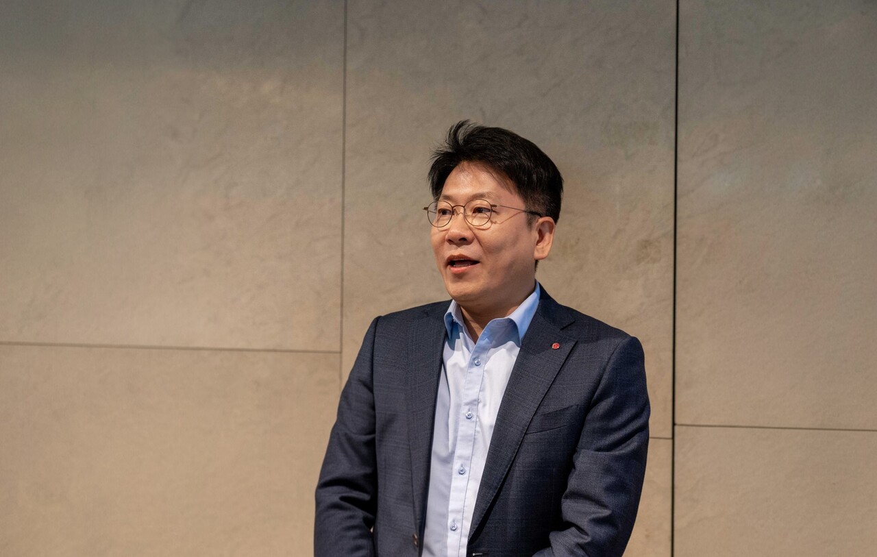 김동명 LG에너지솔루션 사장(한국배터리산업협회장)이 11일 서울 서초구 JW메리어트호텔에서 열린 ‘2026년 한국배터리산업협회 이사회’ 참석 전 취재진과 만나 질의응답을 하고 있다. / LG에너지솔루션