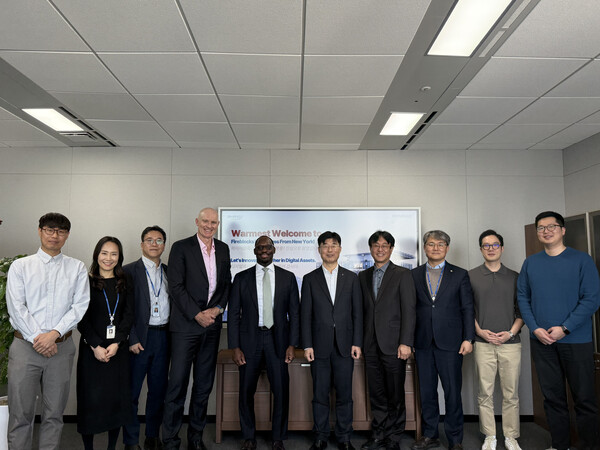 2일 NH농협은행 본사에서 AI데이터부문 임직원과 파이어블록스 임직원들이 전략 미팅을 진행하고 기념촬영을 하고 있다. / NH농협은행