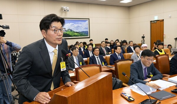 정종철 쿠팡 풀필먼트서비스(CFS) 대표가 지난해 10월 15일 서울 여의도 국회에서 열린 기후에너지환경노동위원회 고용노동부 등에 대한 국정감사에 증인으로 출석해 의원 질의에 답변하고 있다. / 뉴스1