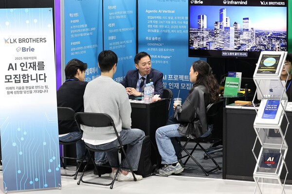 2025년 10월 서울 강서구 코엑스 마곡에서 열린 ‘2025 상생협력 채용박람회’를 찾은 구직자들이 기업상담을 받고 있다. / 뉴스1