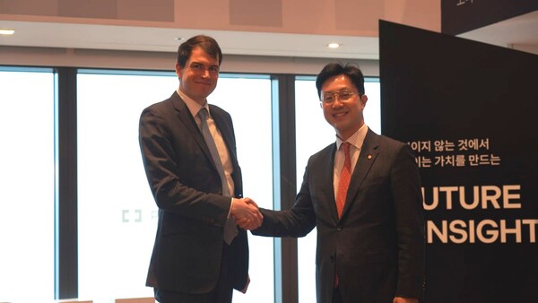 최영진(오른쪽) 한화자산운용 부사장과 지토 재단 브라이언 스미스 회장이 서울 여의도 63빌딩 본사에서 만나 기념촬영을 하고 있다. / 한화자산운용