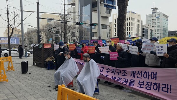 배스킨라빈스 가맹점주 협의회 소속 일부 점주들이 본사 비알코리아를 향해 과도한 가맹점 수익 구조 개선과 불공정 행위 중단을 촉구하며 삭발 시위를 벌이고 있다. / 이선율 기자