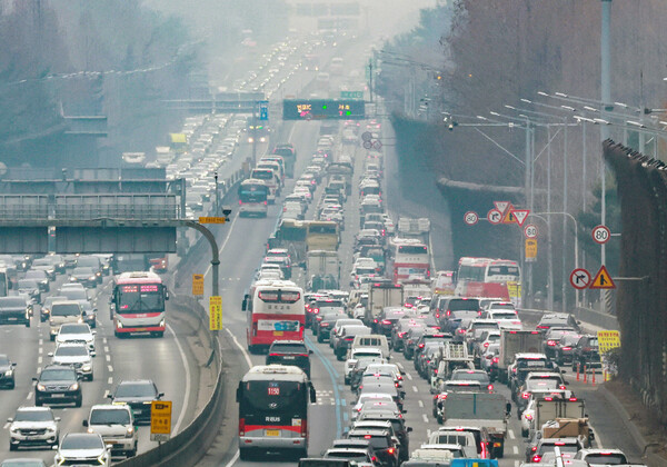설 연휴를 하루 앞둔 13일 서울 서초구 잠원IC 인근 경부고속도로 하행선이 정체를 빚고 있다. / 뉴스1