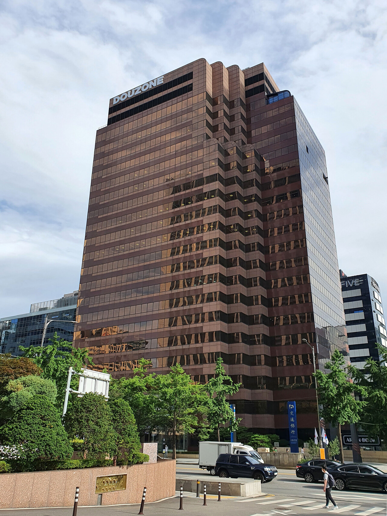 더존비즈온 을지타워 전경. / 더존비즈온