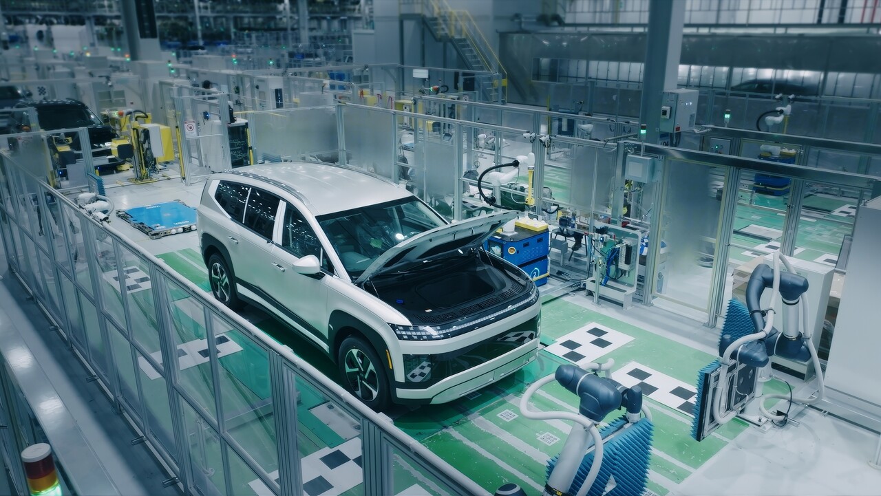 HMGMA에서 생산된 아이오닉 9이 품질 점검을 받는 모습. / 현대자동차