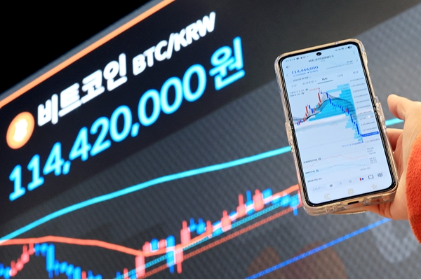 비트코인이 7만달러대로 급락한 지난 2일 서울 서초구 빗썸라운지 강남본점 현황판에 비트코인 거래 가격이 표시되고 있다. / 뉴스1
