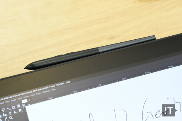 자석식 스타일러스 수납으로 사용과 이동시 편의성을 높였다. / 권용만 기자