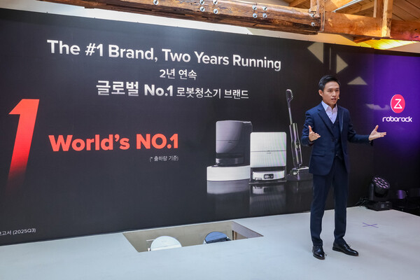 댄 챔 로보락 아시아태평양 마케팅 총괄은 26일 서울 성수동에서 열린 신제품 론칭 행사에서  신제품 'S10 MaxV Ultra'를 소개하고 있다. / 이선율 기자