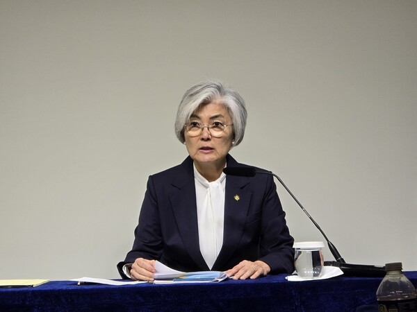 강경화 주미대한민국대사가 2025년 11월 18일(현지시각) 워싱턴DC 한국문화원에서 열린 한국 특파원단 간담회에서 모두 발언을 하고 있다. / 뉴스1