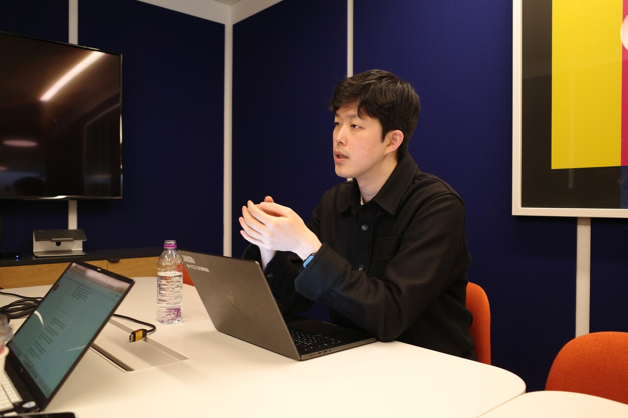 김현수 슈퍼브에이아이 대표가 IT조선과 인터뷰 하고 있다. / 슈퍼브에이아이