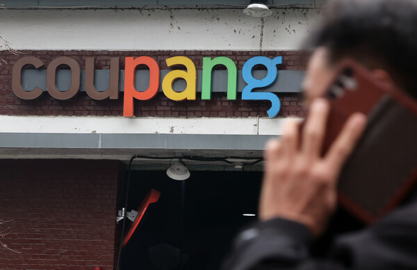 서울 시내 쿠팡 물류센터 앞을 시민이 지나가고 있다. / 뉴스1