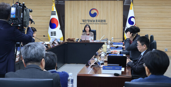 송경희 개인정보보호위원장이 1월 28일 서울 종로구 정부서울청사에서 열린 개인정보보호위원회 전체회의에서 모두발언을 하고 있다. / 뉴스1