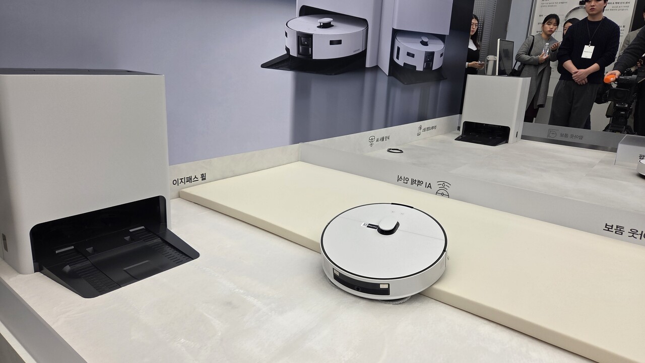 삼성전자 2026년형 ‘비스포크 AI 스팀’ 로봇청소기가 최대 45㎜ 높이의 단일 문턱을 넘을 수 있는 ‘이지패스 휠’을 활용해 문턱을 넘고 있다. / 이광영 기자