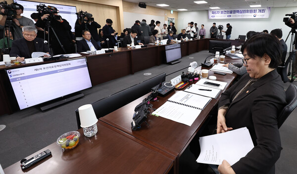 정은경 보건복지부 장관이 6일 오후 서울 서초구 건강보험심사평가원 전문가자문회의장에서 열린 제6차 보건의료정책심의위원회에서 모두발언을 마무리하고 있다. /  뉴스1