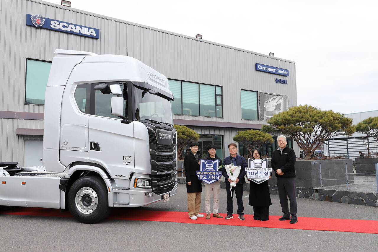 스카니아코리아는 지난 25일 경남 사천 출하 센터에서 3만5000번째 트럭 출고 기념식을 진행했다. / 스카니아코리아