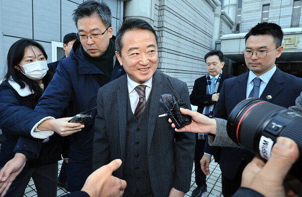 이웅열 코오롱그룹 명예회장이 2024년 11월 29일 오전 서울 서초구 서울중앙지방법원에서 열린 자본시장과금융투자업에관한법률위반 등 선고 공판에서 무죄를 선고 받은 뒤 법원을 나서고 있다. / 뉴스1