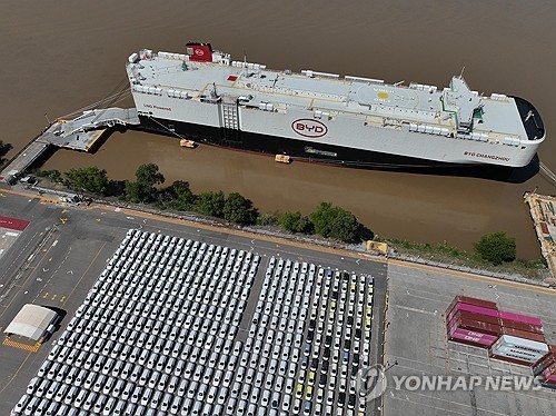 전용 화물선에 선적하는 BYD 차량들 [사진제공 연합뉴스]