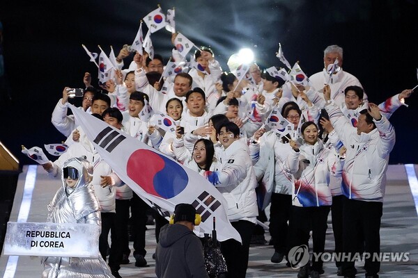 태극기 들고 입장하는 한국선수단 (사진제공 연합뉴스)