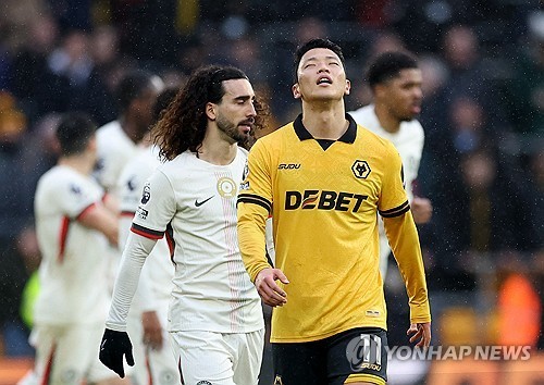 아쉬워하는 황희찬(사진제공 연합뉴스)