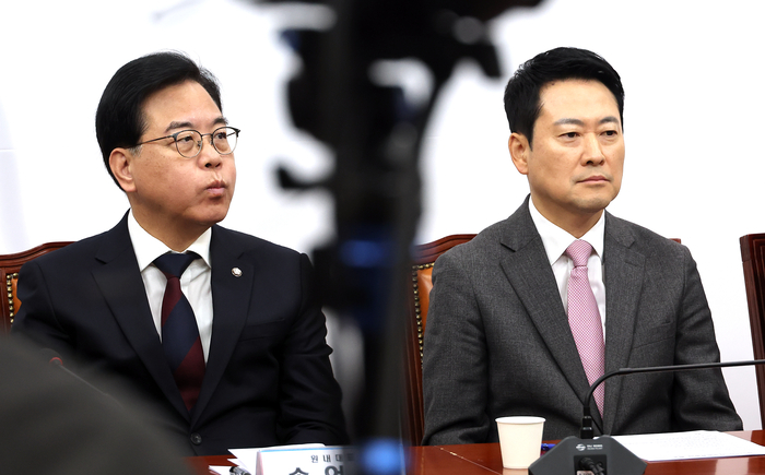 &nbsp;       On September 9th, Jang Dong-hyuk (right) and the People Power Party\'s floor leader Song Eon-seok sit side by side at the Supreme Council meeting held in the National Assembly. [Yonhap News]
