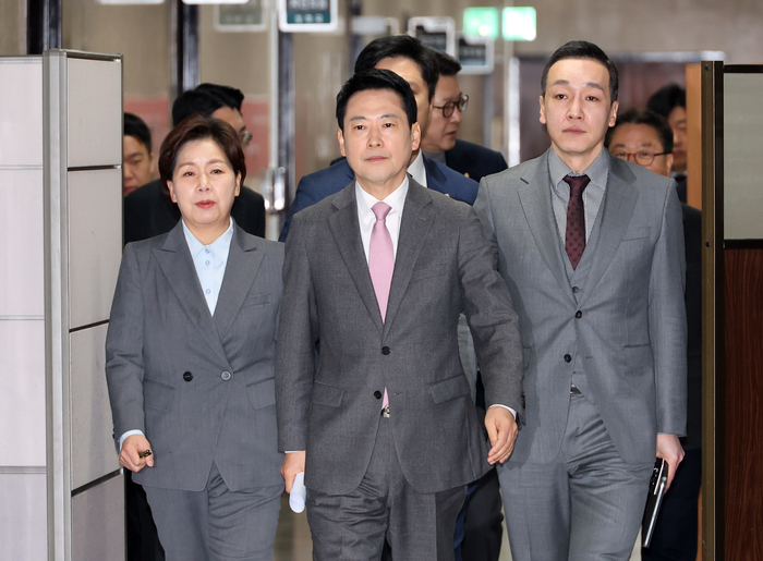 Jang Dong-hyuk’s Bold Stance: Will He Challenge the Yoon Suk Yeol Government?
