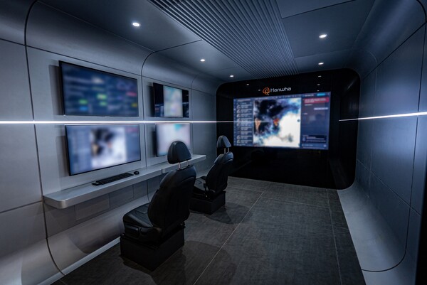 한화시스템의 ‘AI 위성영상분석 솔루션이 탑재된 이동형 지상국’ [사진: 한화]