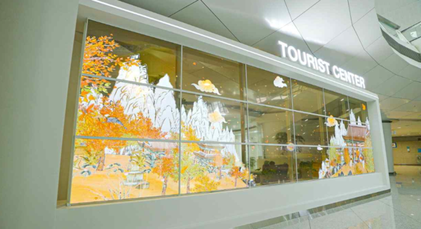 인천공항 여행자센터 비디오월 투명 OLED [사진: 한국디스플레이산업협회]