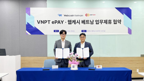 웹케시베트남 이재환 법인장(왼쪽)과 VNPT e-Pay 이철우 대표가 전략적 업무제휴(MOU) 체결 후 기념촬영을 하고 있다.