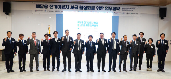 대동모빌리티(대표이사 원유현)가 배달업계의 전기 이륜차 전환을 촉진하기 위해 정부·배달 플랫폼·충전 인프라 기업 등과 협력한다. 5일 경기도 하남시 배민라이더스쿨에서 열린 ‘배달용 전기이륜차 보급 활성화를 위한 업무협약식’에서 원유현 대동모빌리티 대표이사(오른쪽에서 일곱 번째), 김성환 기후에너지환경부 장관(오른쪽에서 여덟 번째) 등 참석자들이 기념촬영을 하고 있다. [사진: 대동모빌리티]