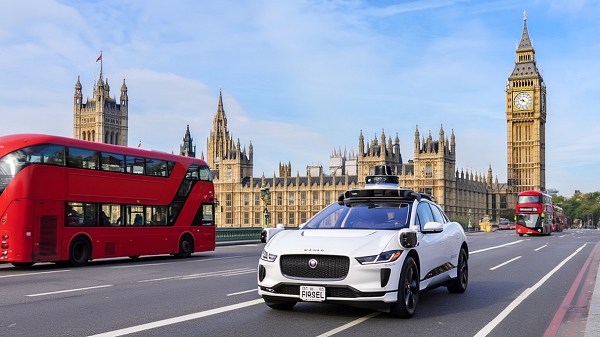 런던 거리를 달리는 웨이모 로보택시 가상 이미지 [사진: Reve AI]