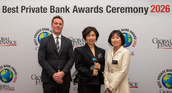 하나은행은 현지시간으로 10일 오후 영국 런던에서 미국 글로벌 금융 경제 전문지인 ‘글로벌파이낸스’가 주최한 PB어워드(World's Best Private Bank Awards 2026)에서 글로벌 최우수 부동산 투자 및 대한민국 최우수 PB은행 상을 수상했다. 이날 시상식에 참석한 최영미 Club1도곡PB센터지점 최영미 Gold PB부장(가운데), 최영미 성북동지점 VIP PB부장(오른쪽)이 리차드 스콜츠(Richard Scholtz) 글로벌파이낸스 매니징 디렉터(왼쪽)와 함께 기념촬영을 하고 있다. [사진: 하나은행]