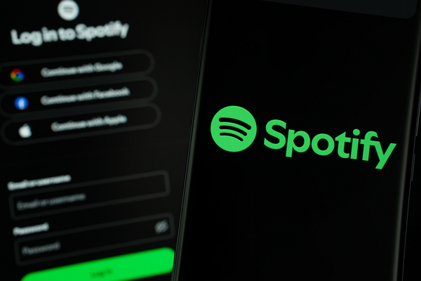 스포티파이가 AI 추천 알고리즘에 사용자 피드백을 반영하는 기능을 개발 중이다.  [사진: 셔터스톡]