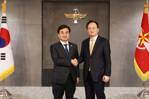 24일 서울 용산구 국방부 청사에서 열린 협약식에서 안규백 국방부 장관과 이환주 KB국민은행장(왼쪽부터)이 기념촬영을 하고 있다. [사진: KB국민은행]