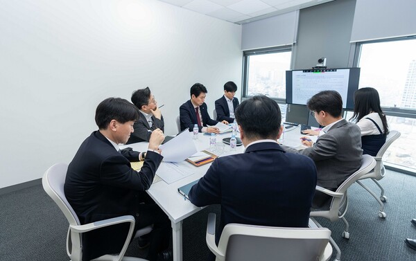 NH농협은행 GIB부문은 11일 런던, 뉴욕, 하노이 등 기업 및 투자금융 권역 7개 해외점포장들과 글로벌 사업전략 화상회의를 개최했다.  [사진: NH농협은행]