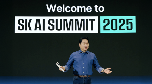 'SK AI 서밋 2025'에서 SK그룹의 AI 솔루션 전략을 설명하고 있는 SK 최태원 회장 [사진: SK하이닉스]