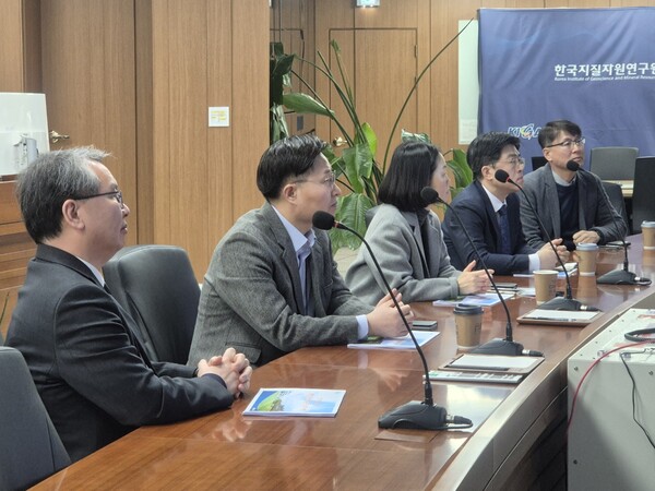 구혁채 과학기술정보통신부 제1차관(사진 왼쪽에서 두 번째)이 17일 오후 대전에 위치한 한국지질자원연구원을 찾아 설 명절 안전 업무에 종사하는 직원들의 노고를 격려했다. [사진: 과기정통부]