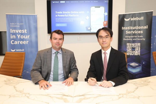 이윤구 키움증권 USA 대표(오른쪽)와 잭 키팅(Jack Keating) 위불 테크놀로지스(Webull Technologies) CEO가 지난 12일(현지시간) 미국 뉴욕 위불 본사에서 업무 협약식을 맺고 기념촬영을 하고 있다. [사진: 키움증권]