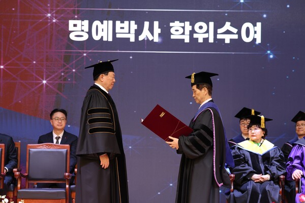 신동빈 회장(왼쪽)이 이광형 KAIST 총장(오른쪽)으로부터 학위기를 전달받고 있다. [사진: KAIST]