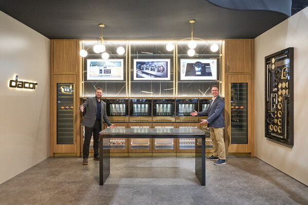 삼성전자 직원이 미국 플로리다주 올란도에서 열린 북미 최대 규모의 주방∙욕실 전시회 'KBIS 2026(The Kitchen & Bath Industry Show 2026)'에서 럭셔리 빌트인 '데이코(Dacor)' 컬럼냉장고를 소개하고 있다. [사진: 삼성전자]