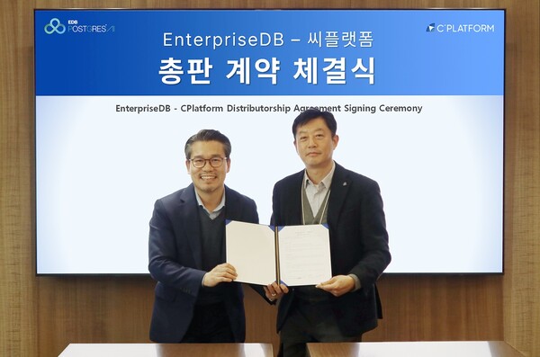 배근태 씨플랫폼 대표(오른쪽)와 김희배 EDB코리아 지사장이 총판 계약 체결 후 기념촬영을 하고 있다. [사진: 씨플랫폼]