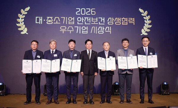 최훈원 SKT 안전보건실장(사진 오른쪽에서 두번째)이 수상자들과 함께 기념 촬영하는 모습. [사진: SKT]