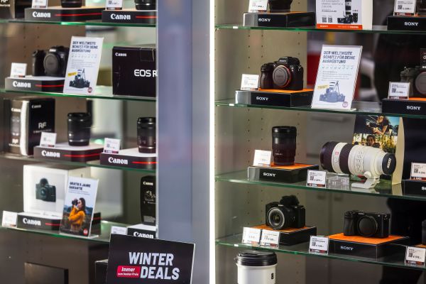 카메라 가격이 상승했지만 촬영 스타일에 따라 가성비 넘치는 모델을 찾을 수 있다. [사진: 셔터스톡]