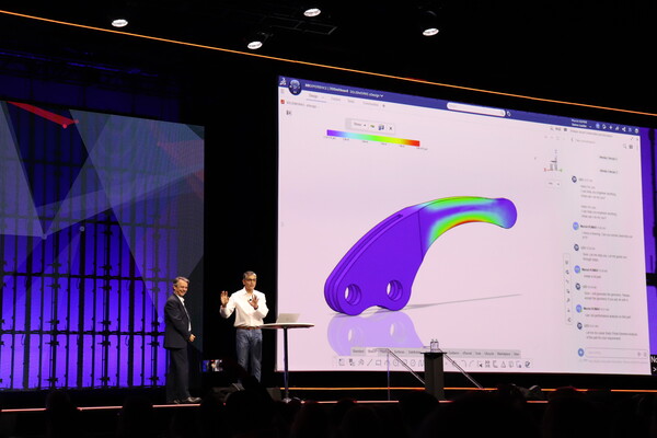 파스칼 달로즈 다쏘시스템 CEO와 마니쉬 쿠마 솔리드웍스 CEO가 AI를 활용한 설계 혁신을 시연하고 있다. 