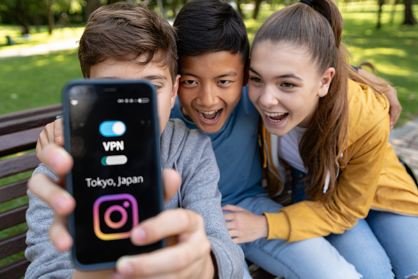 청소년들이 VPN을 사용해 SNS를 이용하는 모습이다. [사진: Reve AI]