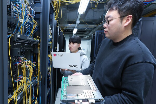 LG유플러스 임직원들이 양자내성암호(PQC) 광전송장비를 소개하고 있는 모습. [사진: LG유플러스]