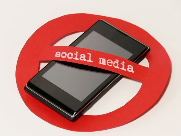 스페인이 16세 미만 청소년의 소셜미디어 이용을 금지시켰다. [사진: 셔터스톡]