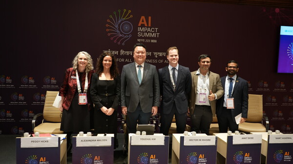 20일(현지시간) 인도 뉴델리 바라트 만다팜에서 열린 유네스코와 유엔 인권최고대표사무소 공동 주관 행사에 참가한 관계자들이 기념 사진 촬영을 하고 있다. [사진: LG AI연구원]